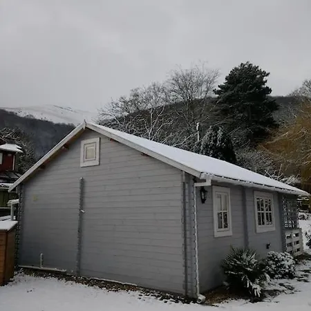 Cosy Log Cabin In Llanfoist Village Abergavenny Exterior photo