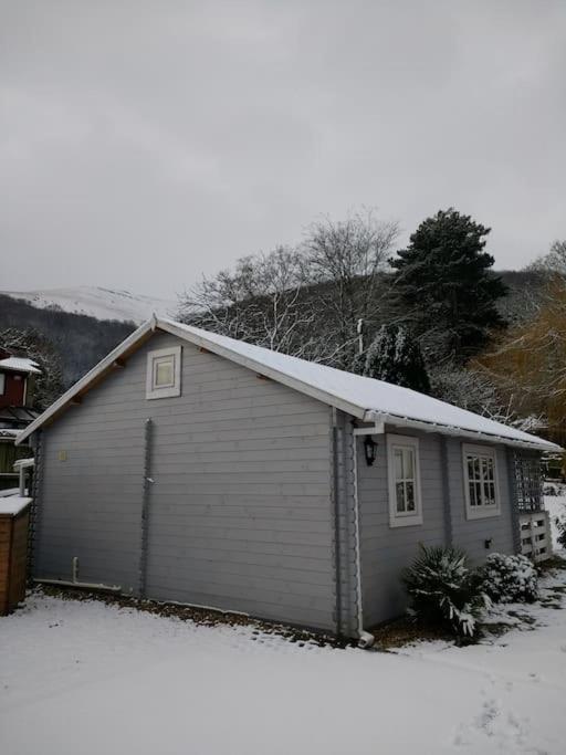 Cosy Log In Llanfoist Village *