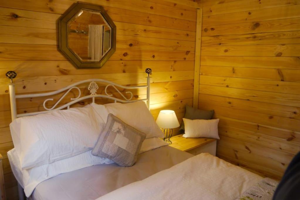 Cosy Log In Llanfoist Village