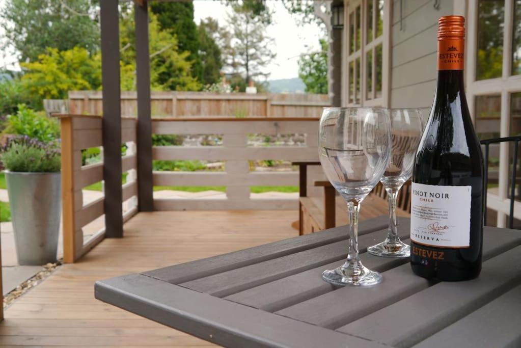 Cosy Log In Llanfoist Village Chalet *